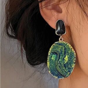 Retro oleoresin drop earrings